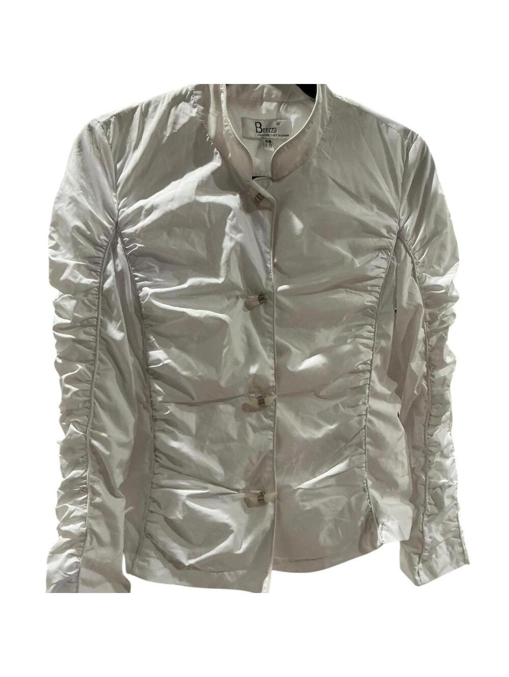Elegant vintage Brezza white jacket featuring toggle closure